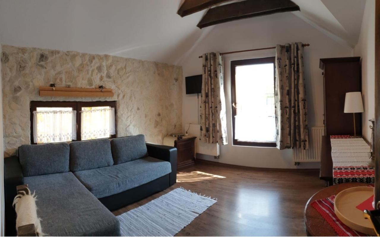 Pensiunea Casa Dacilor Podeni Exteriör bild