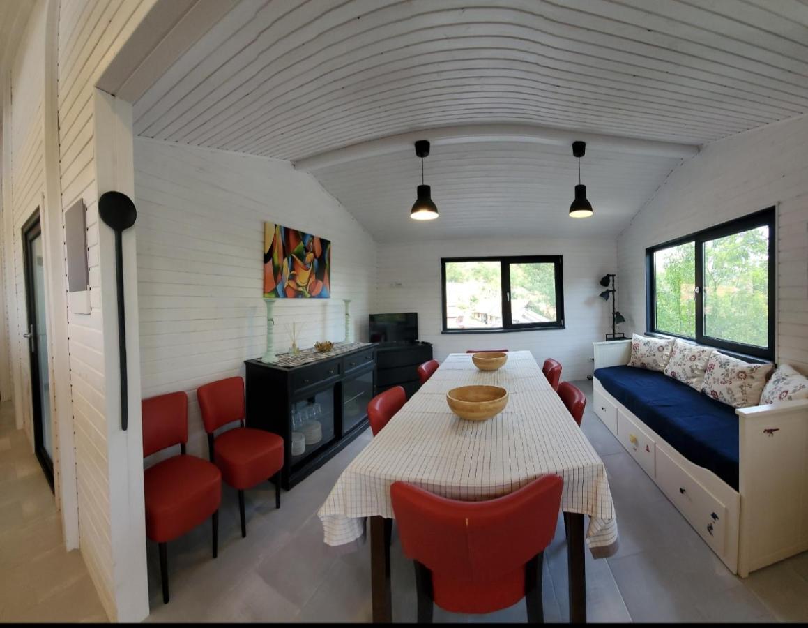 Pensiunea Casa Dacilor Podeni Exteriör bild