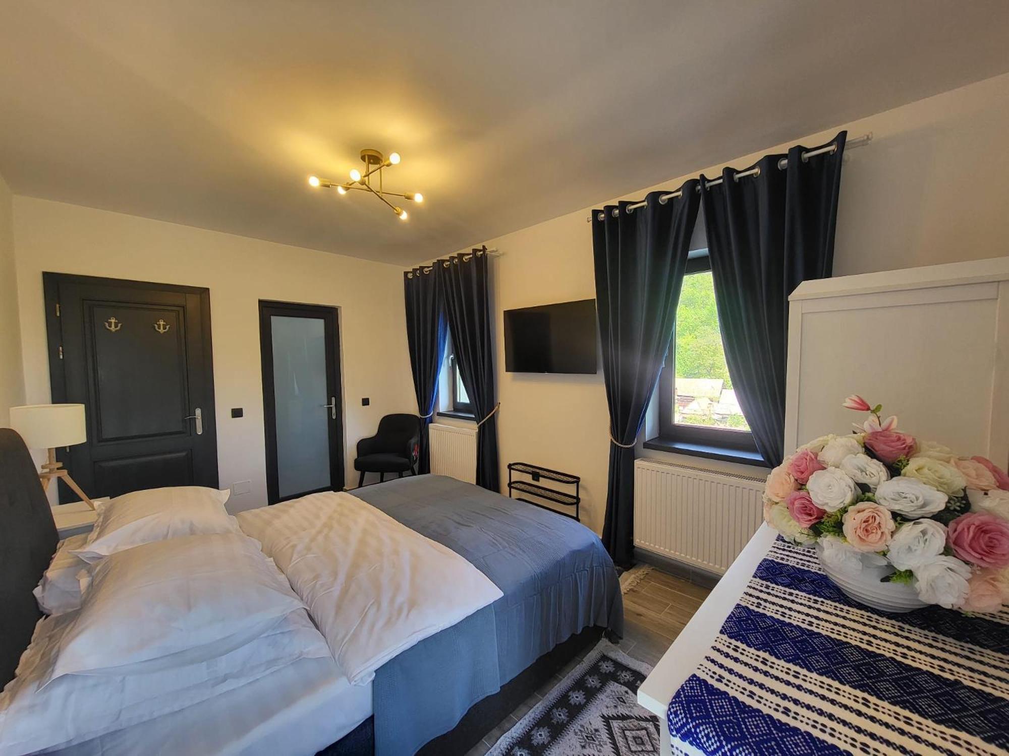 Pensiunea Casa Dacilor Podeni Exteriör bild