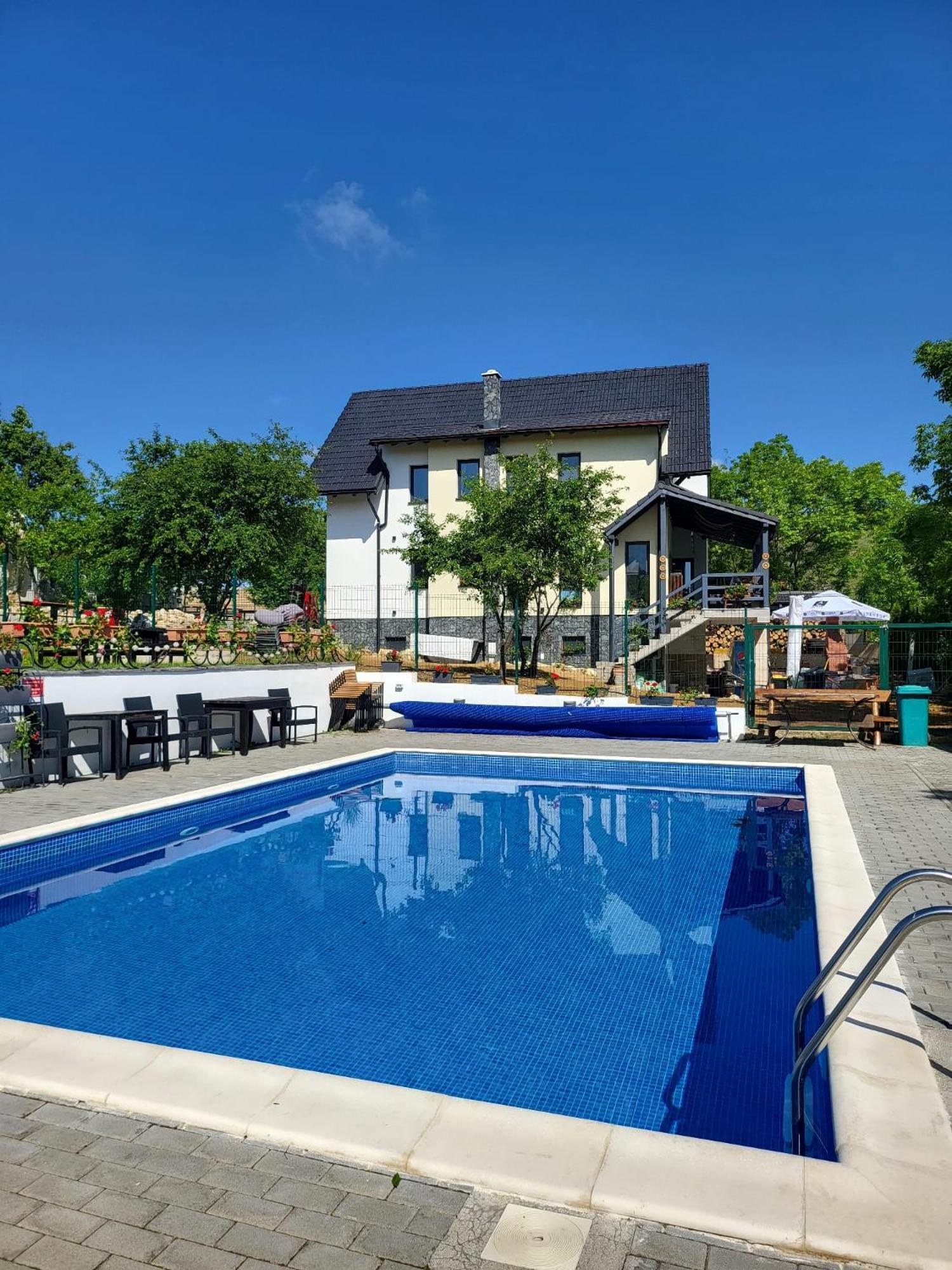 Pensiunea Casa Dacilor Podeni Exteriör bild