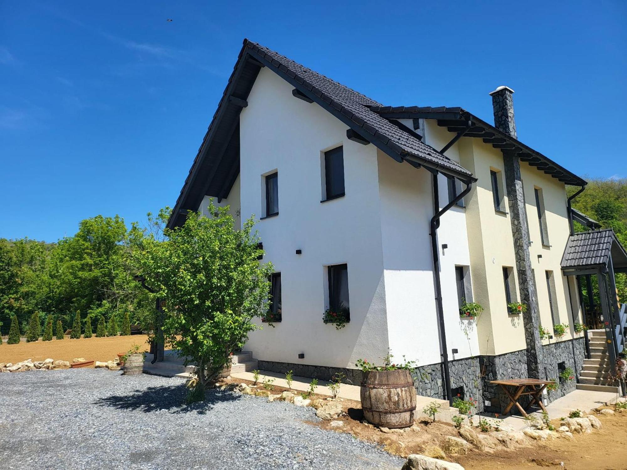 Pensiunea Casa Dacilor Podeni Exteriör bild